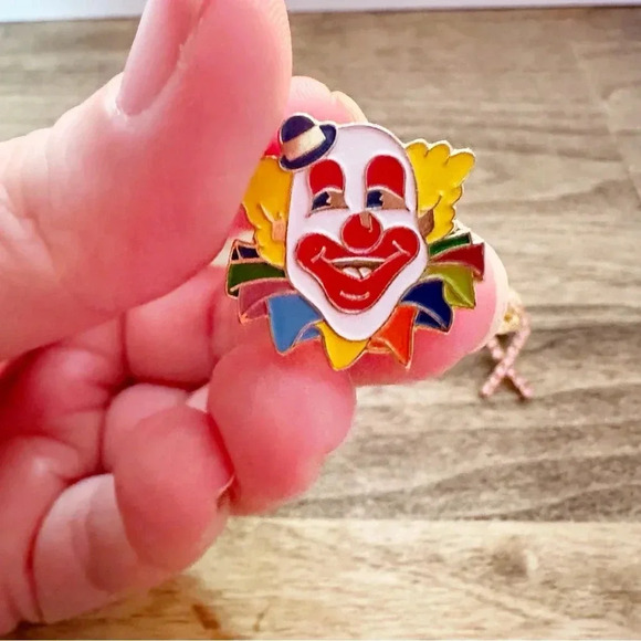 Lot of five pins including a clown, clover, leaf pins - Picture 5 of 7